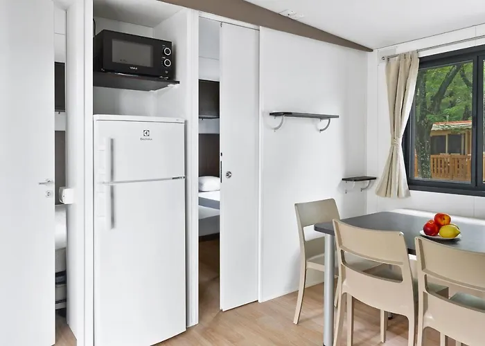 Mobile Homes Bijela Uvala Vacanceselect ホリデーパーク 4*