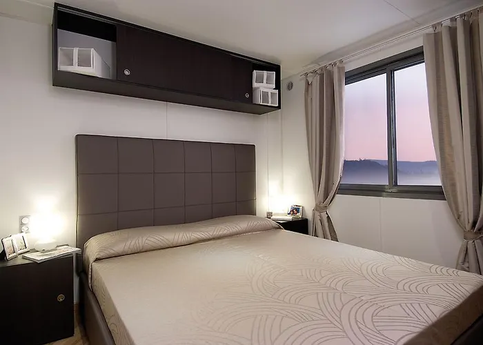 Mobile Homes Bijela Uvala Vacanceselect ホリデーパーク 4*